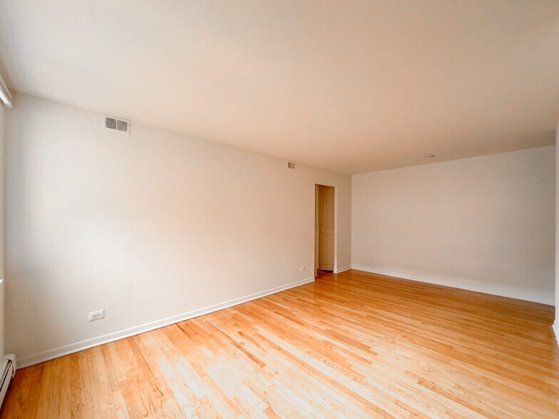 Building Photo - 535 W Aldine Ave