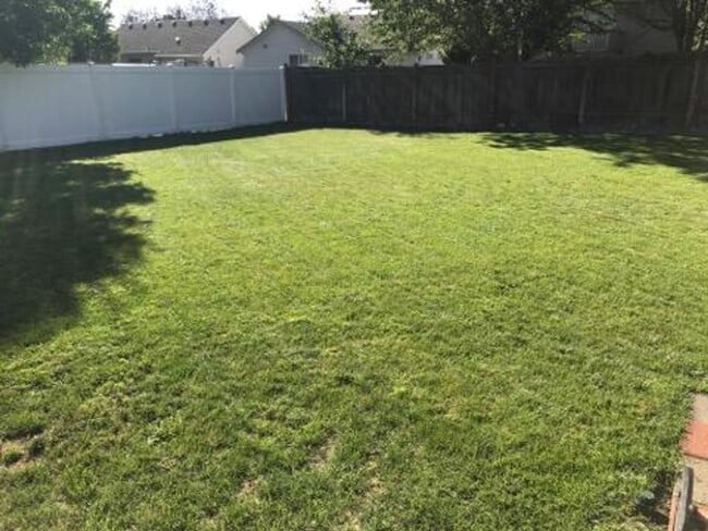 Building Photo - For Rent: 3 Bed, 2 Bath Home with Garage i...