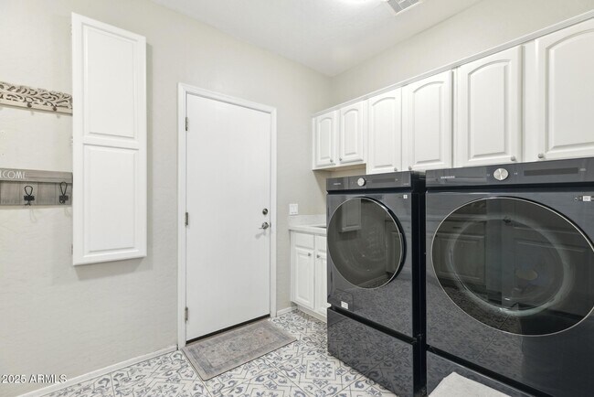 Building Photo - 1321 W Shellfish Dr