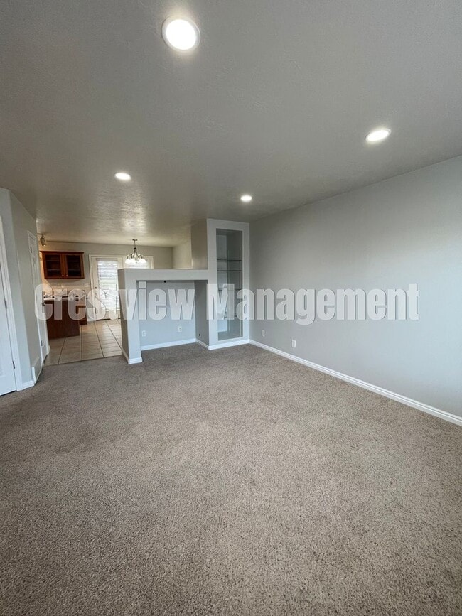 Building Photo - Charming 3-Bedroom Townhome with Garage in Sandy - Get $300 off First Month's Rent!