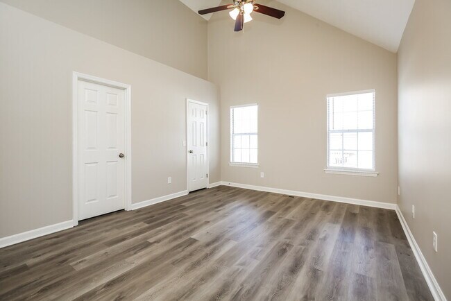 Building Photo - 125 Oak Leaf Dr