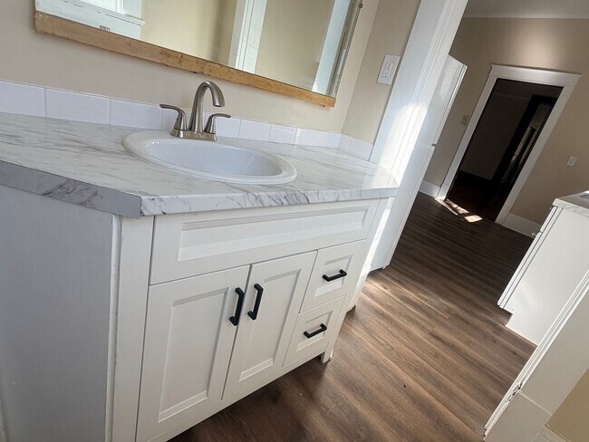 Building Photo - Come enjoy this completely renovated 1 bed/ 1 bath apartment close to shopping, walking trails, m...