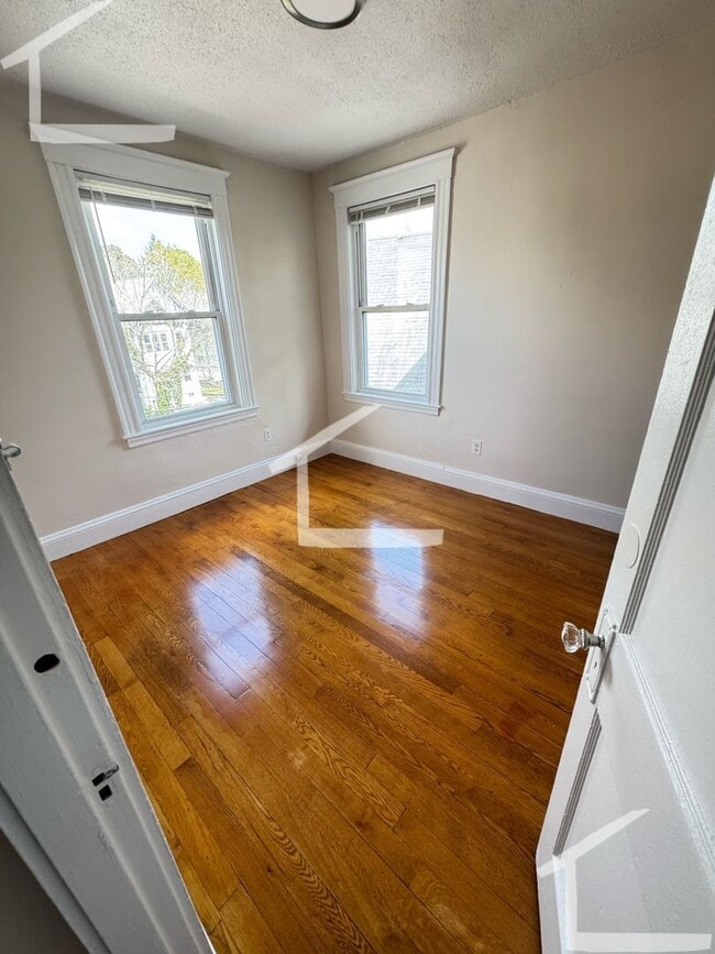 Building Photo - Sunny, Spacious and Affordable!   Apartment in Convenient Location, Hardwood Floors, Cat Friendly