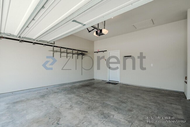 Building Photo - 18818 Lake Ridge Dr