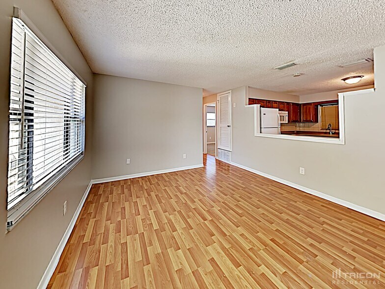 Building Photo - 402 E Clay Ave