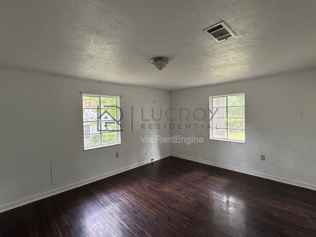 Building Photo - 323 Colonial Dr