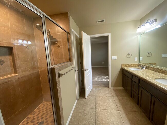 Building Photo - 413 Windmill Palm Dr