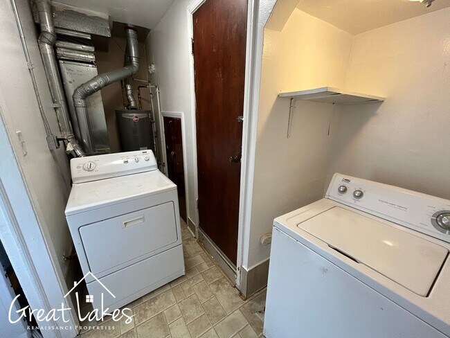 Building Photo - MOVE IN SPECIAL: $150 OFF OF YOUR MOVE-IN FEES - Cozy 2 Bedroom 1 Bathroom Bungalow now available...