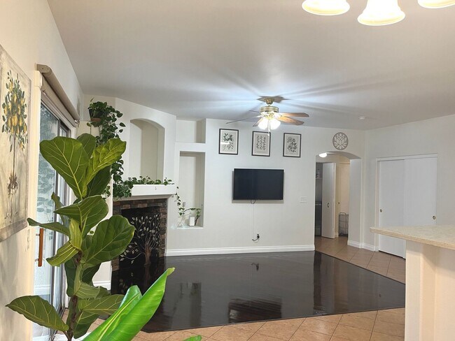 Building Photo - Remodeled, first floor 1428 sq ft, 2 bed+ ...