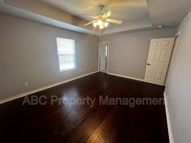 Building Photo - 1001 S Eastview Dr