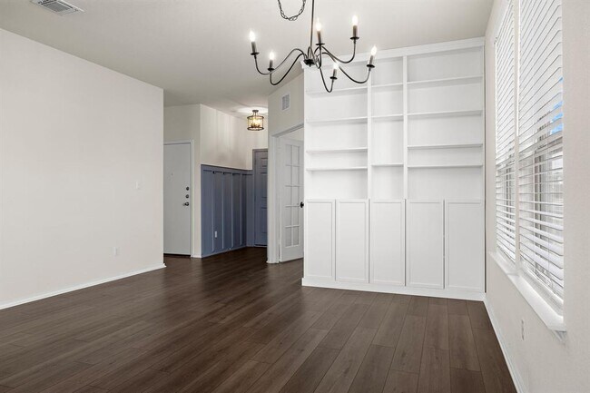 Building Photo - 616 Hugenot Wy