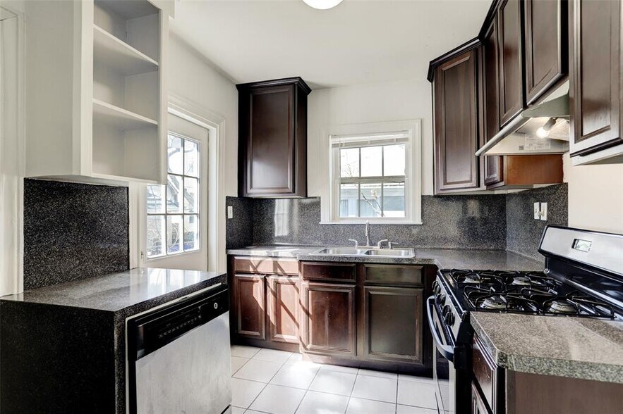 Building Photo - 2636 Greenbriar Dr