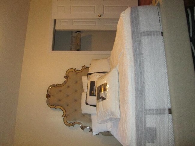 Building Photo - 318 St Paul St