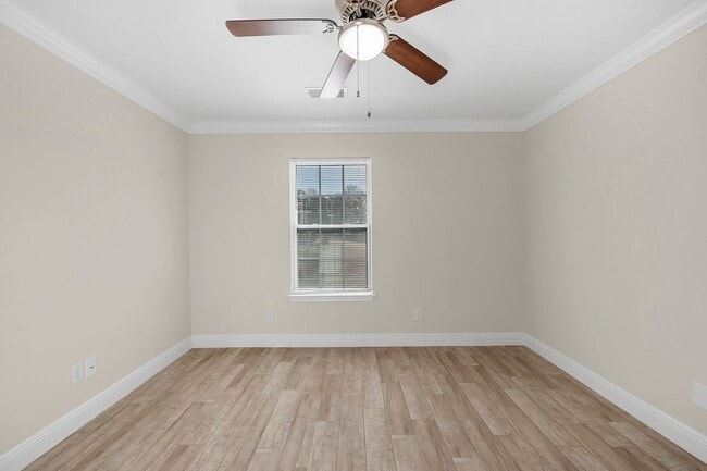 Building Photo - Discover Your Dream Apartment: Renovated 3-Bedroom, 2-Bath Apartment