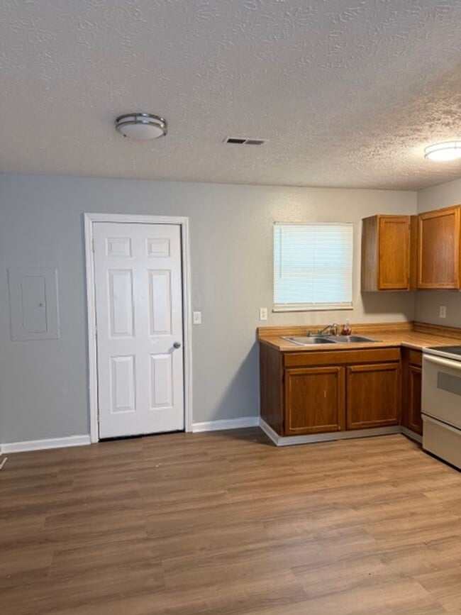 Building Photo - Sevierville 37862 - 2 bedroom, 1 bath apartment - Call Linda Meese (865) 591-6004