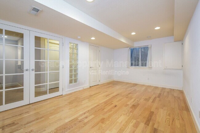 Building Photo - 566 Josephine St