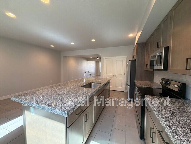 Building Photo - 644 Rosa Ln