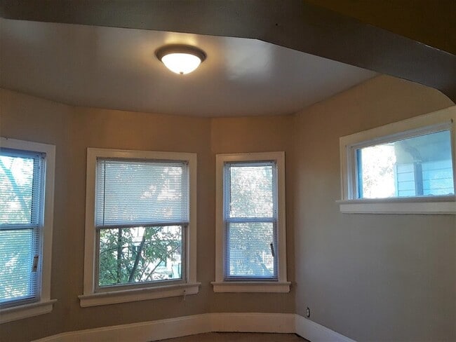 Building Photo - Recently Updated 2 Bedroom Upper Duplex wi...