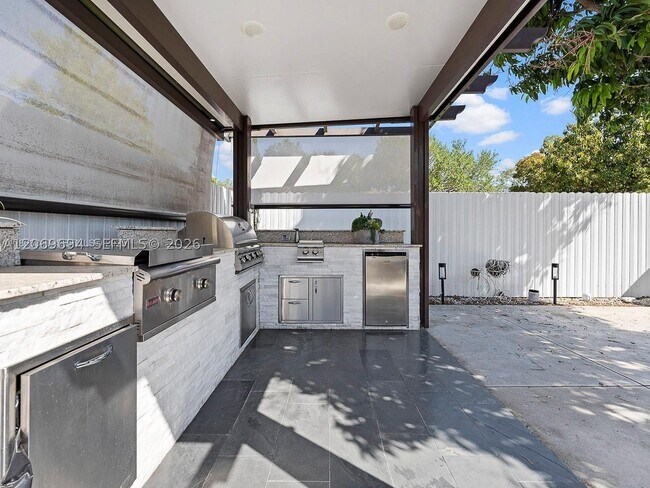 Building Photo - 6951 Miami Lakeway S