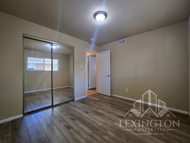 Building Photo - Beautiful, 2BD/1BA, Condo in The Villaggio community, near Madison Ave. and American River College!