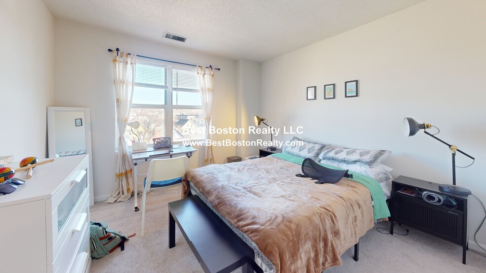 Building Photo - 175 Beacon St