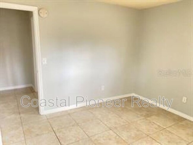 Building Photo - 3015 Deleuil Ave