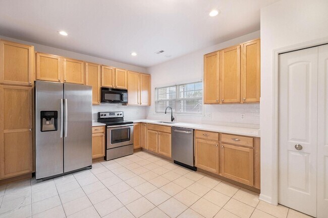 Building Photo - 2925 N Knightsbridge Cir