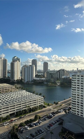 Building Photo - 950 Brickell Bay Dr