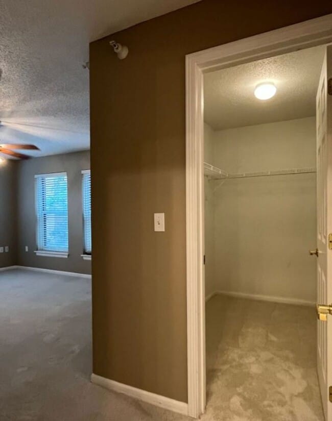 Building Photo - Stylish North Loop Living for $3,499/month...