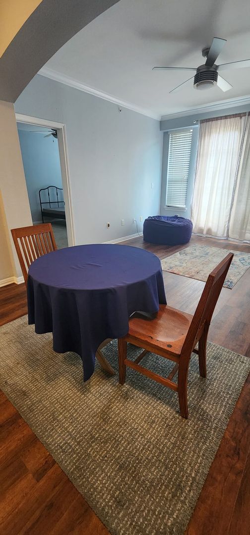 Building Photo - 2/2 Apartment Walking Distance from UT