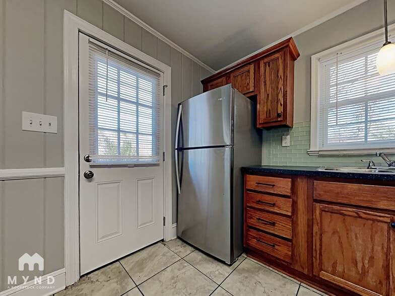 Building Photo - 4010 Crestridge Dr