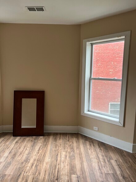 Living room - 5625 S Princeton Ave