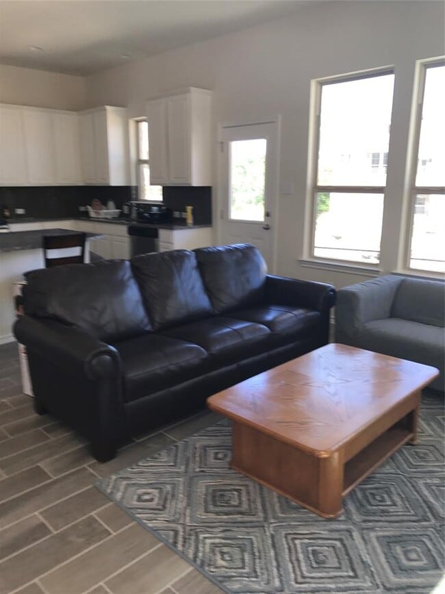 Building Photo - 2105 Town Centre Dr