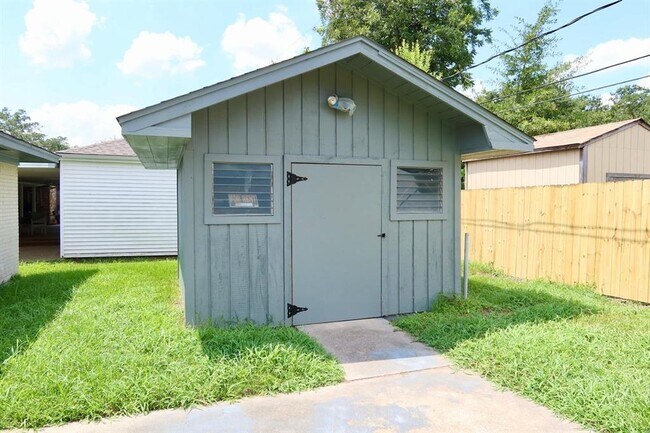 Building Photo - 806 James Ave
