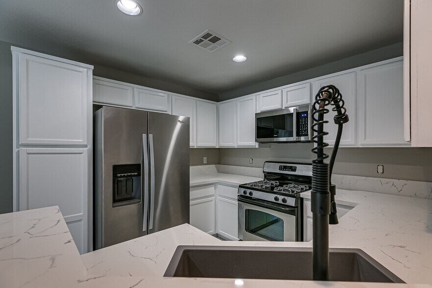 Building Photo - 7252 Quarterhorse Ln