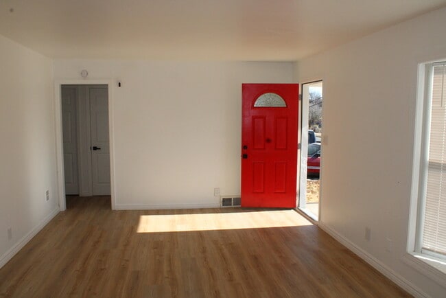 Building Photo - Cozy 2-bedroom, 1 full bath with vanity home located in Kansas City, MO