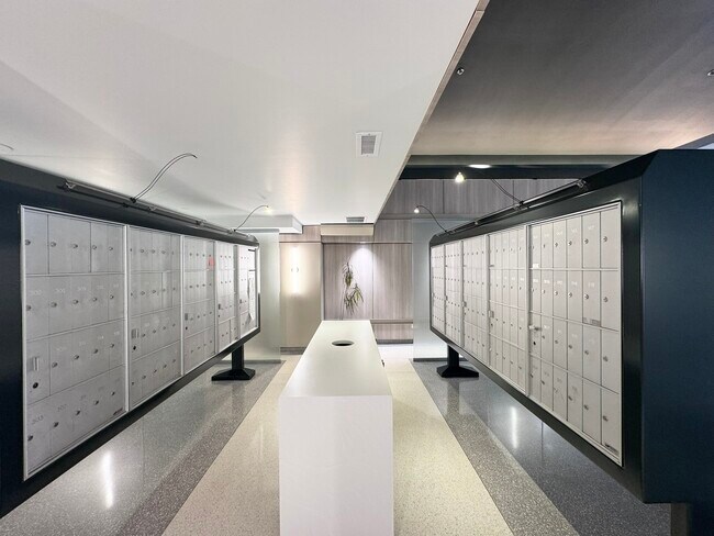 Building Photo - 933 W Van Buren St