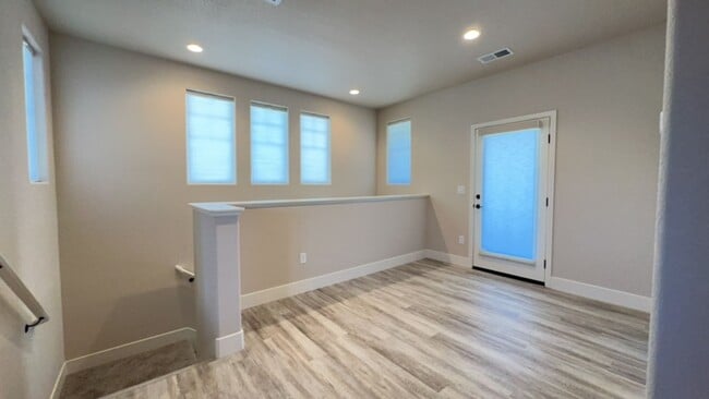 Building Photo - MUST SEE! 2/2.5/2 Townhome in Gardnerville