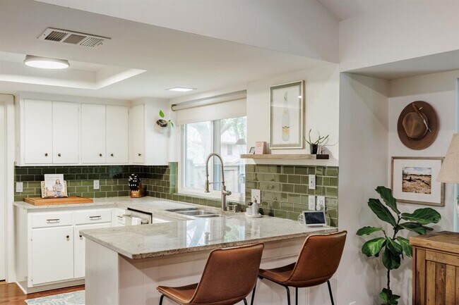 Building Photo - 9101 Heatherwood Dr