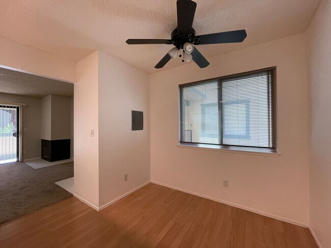 Building Photo - Gorgeous South Natomas Condo
