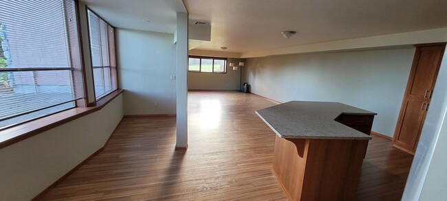 Building Photo - Beautiful and spacious 55+ unit in Bow
