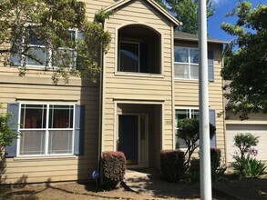 Building Photo - Cute 4 Bedroom Gresham Home!