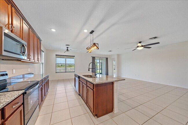 Building Photo - Annual 4 bed/2 bath Single Family Home