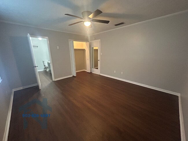 Building Photo - 1025 Crestview Dr S