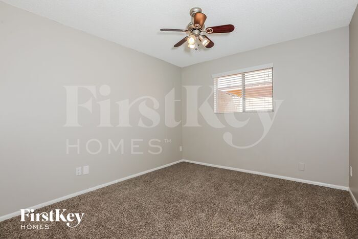 Building Photo - 2620 S Holbrook Ln