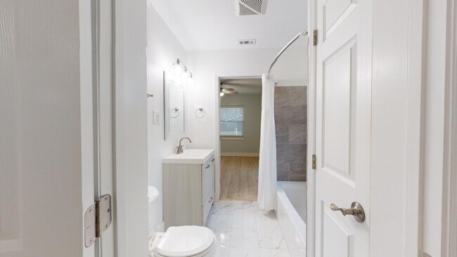 Building Photo - 214 15th Ave W