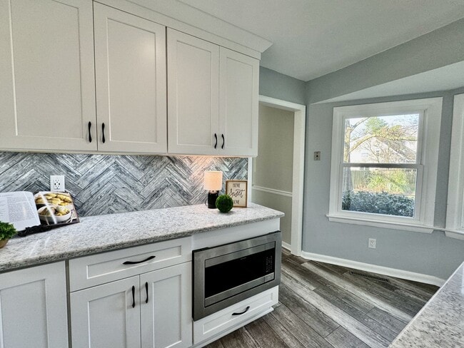 Building Photo - READY NOW!! Updated 5-Bedroom Home w/Fenced Backyard, Attached Garage  & Sunroom - Pet Friendly!