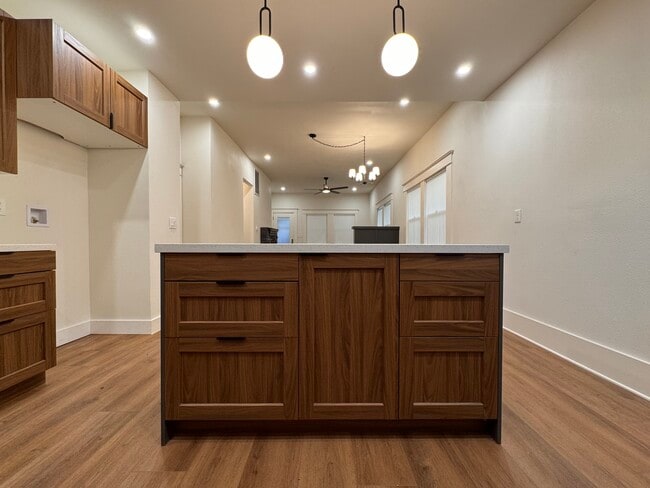 Building Photo - Poplar