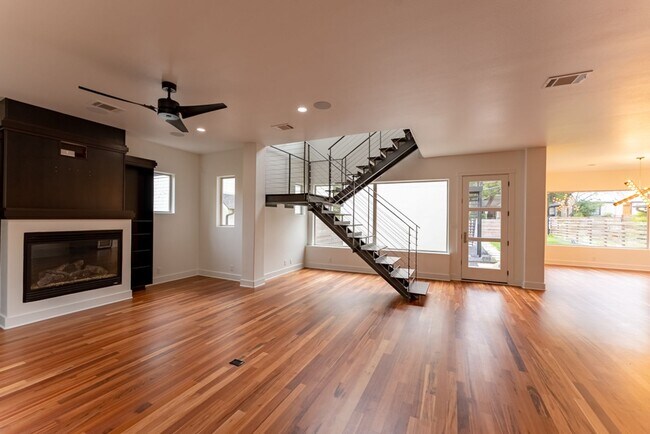 Building Photo - Gorgeous 4 bedroom, 5 bathroom House in Bouldin Creek!