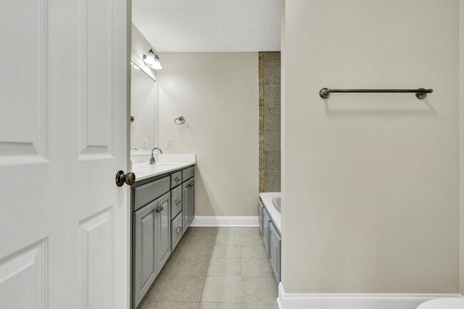 Building Photo - 217 Home Pl Ct SE